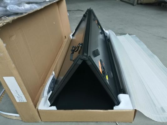 copriletto ripiegabile duro del Tonneau degli accessori dell'automobile 4X4 per Nissan Navara NP300