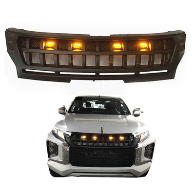 Il veicolo Front Grill 4x4 di Mitsubishi Tritone L200 prende con luce