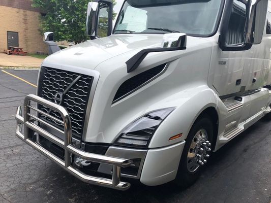 Fabbrica Dongsui Tough prezzo originale di fabbrica nordamericana Nuovo stile Semi Truck Bumper Deer Guards For Freightliner Cascadia Volvo International Prostar Kenworth Peterbilt Mack Pinnacle